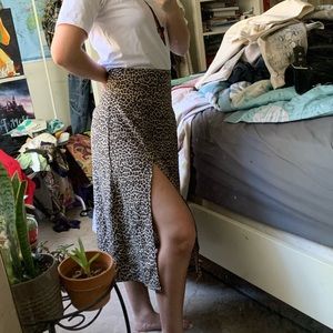 Leopard print skirt with slit